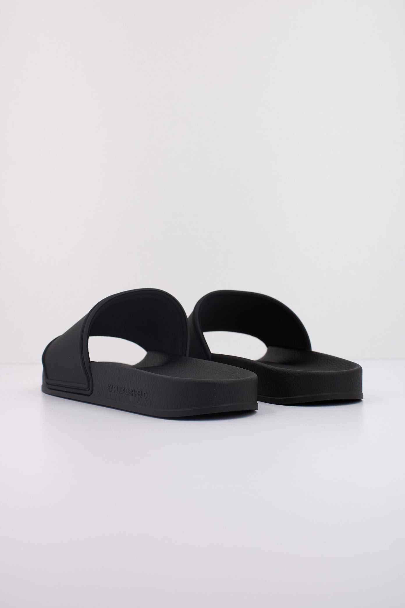 KARL LAGERFELD KONDO KARL NFT SLIDE en color NEGRO (4)
