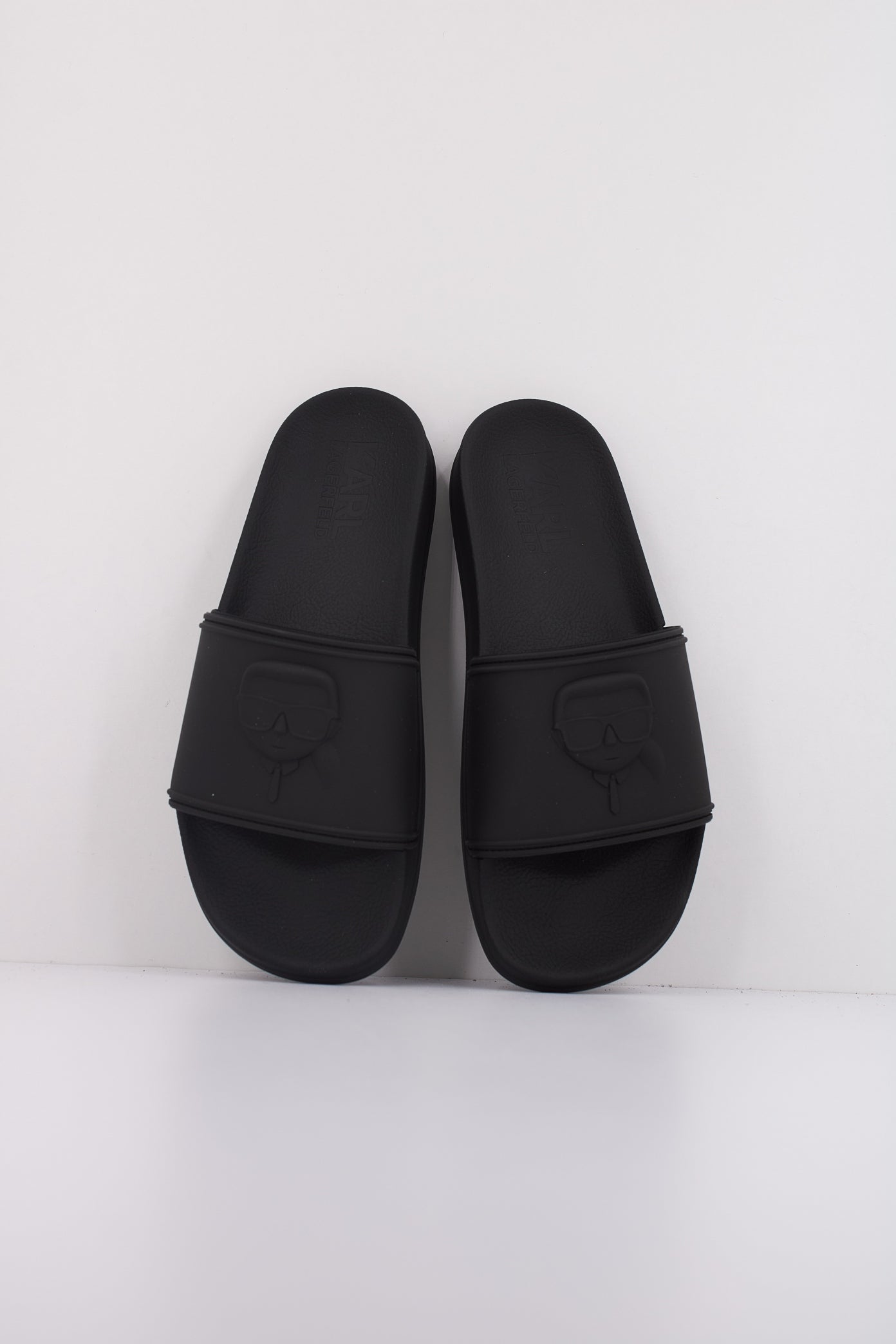 KARL LAGERFELD KONDO KARL NFT RELIEF en color NEGRO (3)