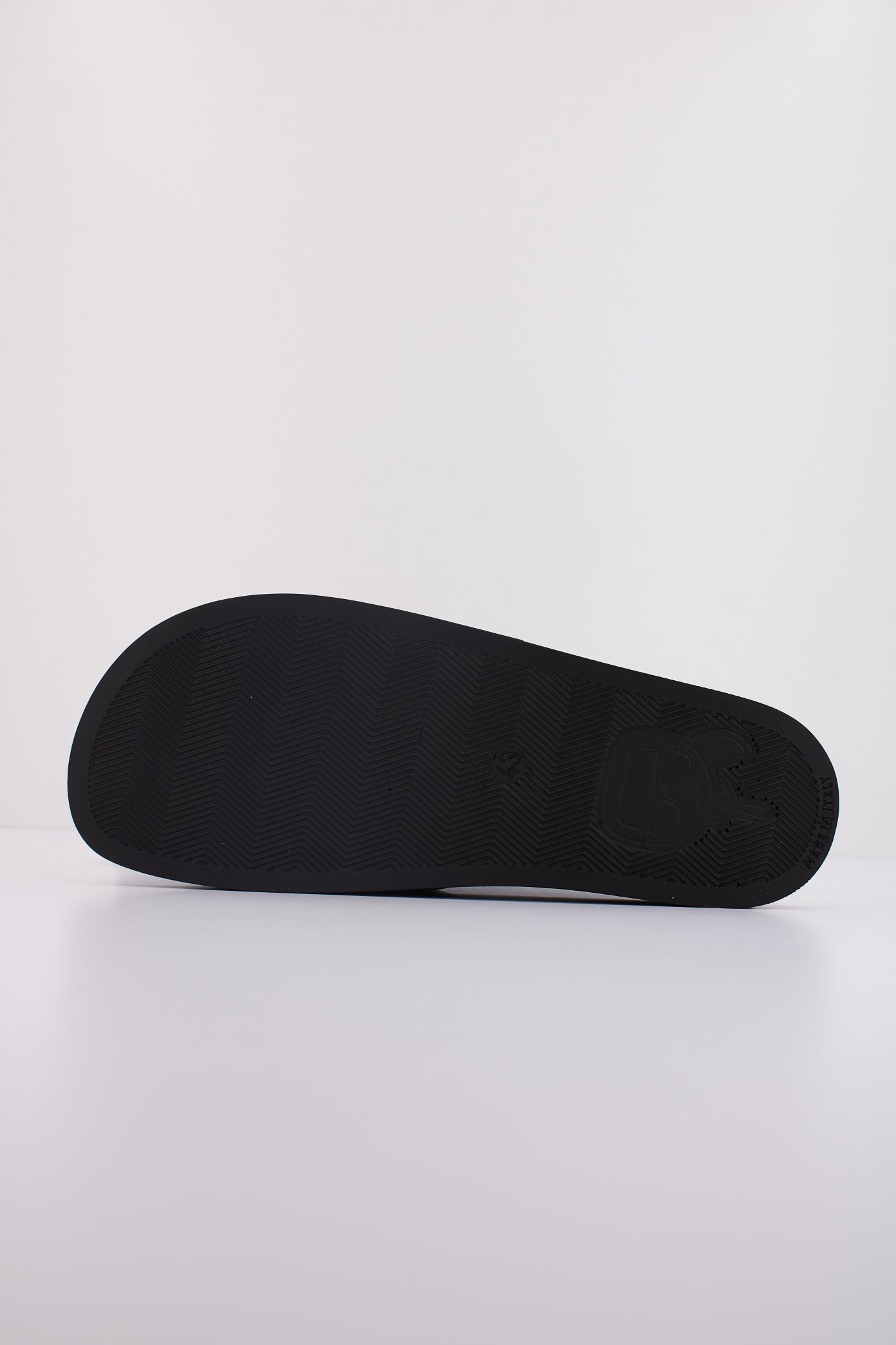 KARL LAGERFELD KONDO KARL NFT RELIEF en color NEGRO (5)