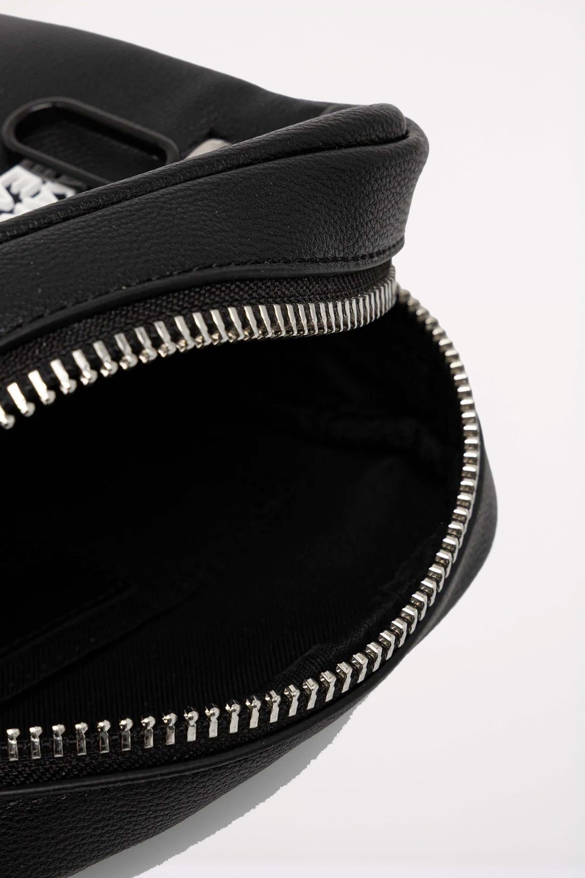 KARL LAGERFELD JEANS KLJ ESSENTIAL GRAINY PU NS en color NEGRO  (4)
