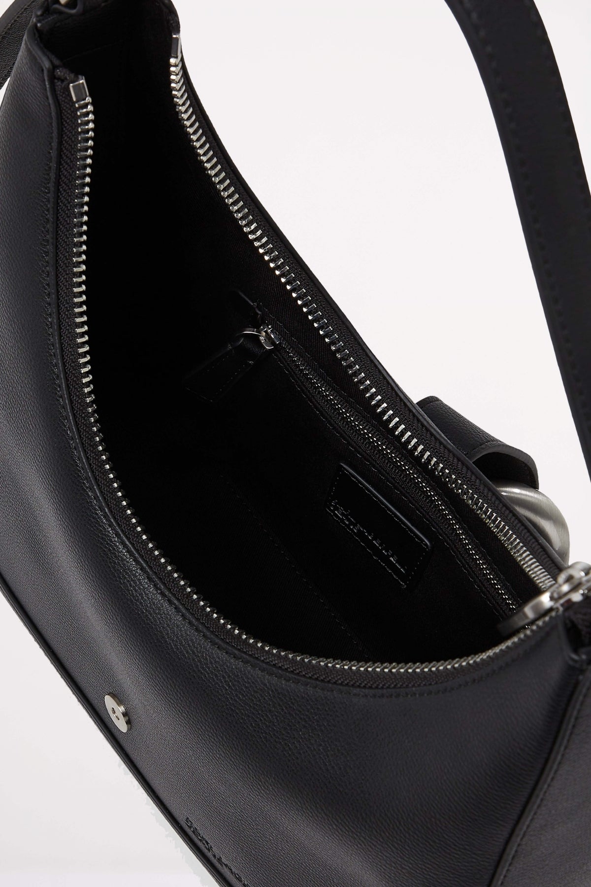 KARL LAGERFELD KLJ WESTERN SHOULDER BAG en color NEGRO (4)