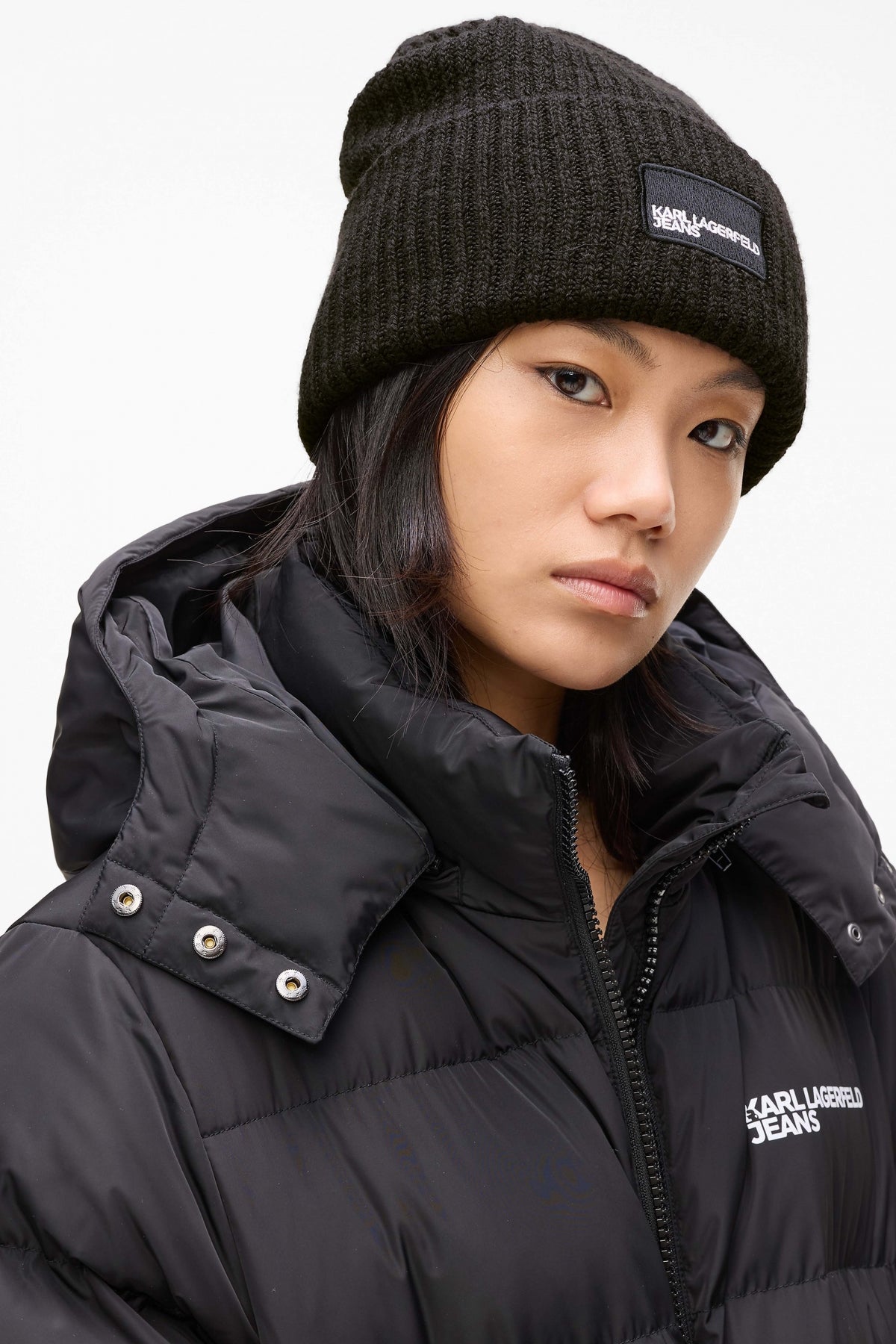 KARL LAGERFELD JEANS KLJ PATCH LONG BEANIE en color NEGRO (2)