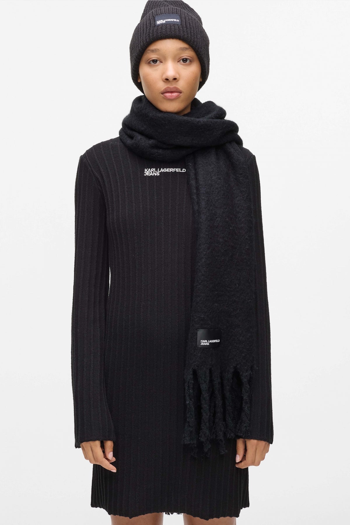 KARL LAGERFELD JEANS KLJ CHUNKY FURRY SCARF en color NEGRO (2)