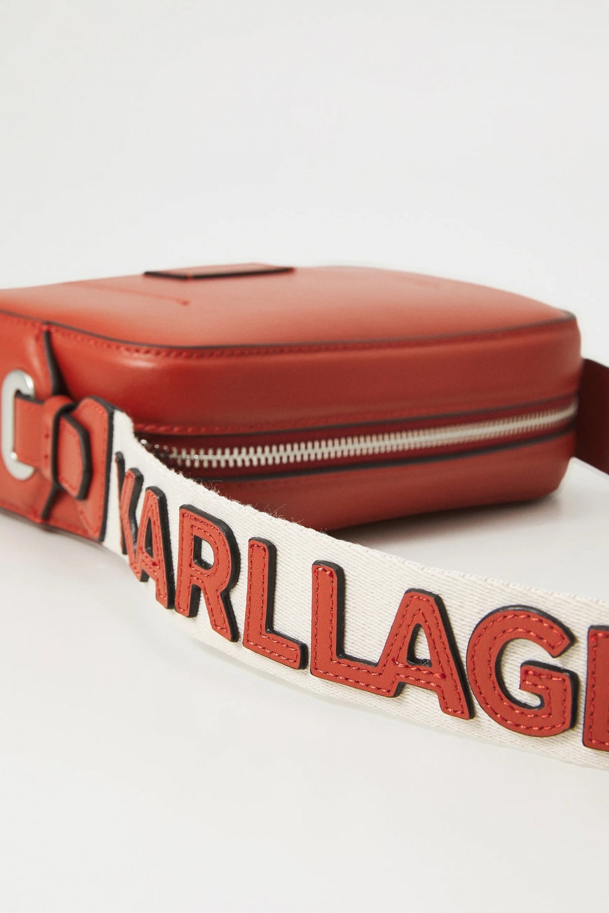 KARL LAGERFELD K CIRCLE SLIM CAMERA BAG en color ROJO (4)