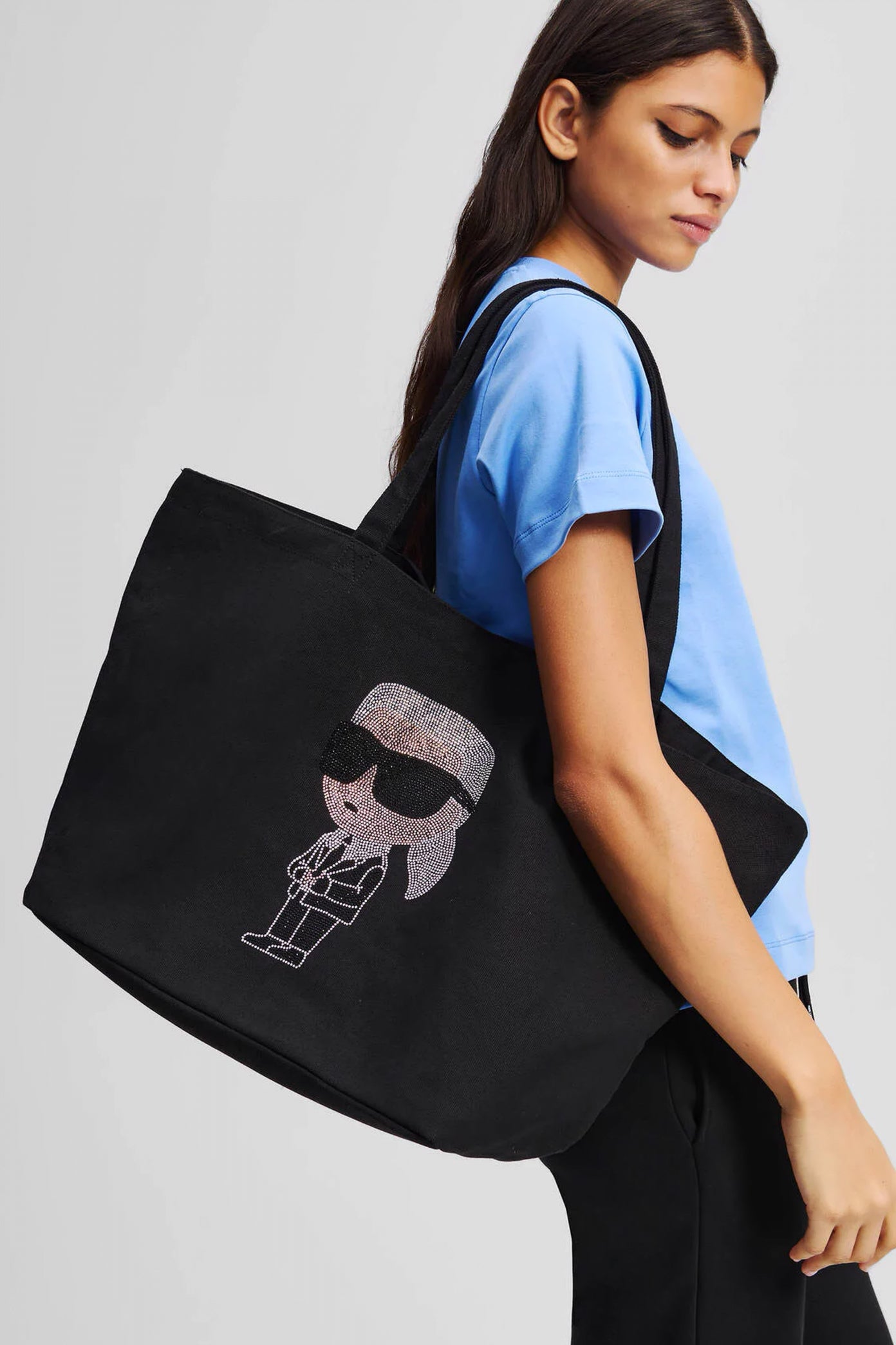 KARL LAGERFELD AW IKON RHINESTONE SHOPPER en color NEGRO (5)