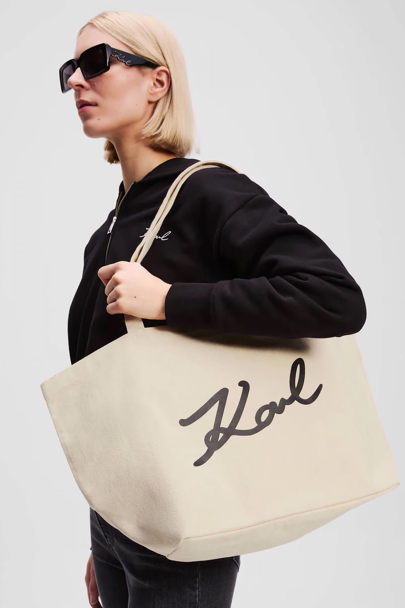 KARL LAGERFELD AW K SIGNATURE EMB CANVAS SHO en color BEIS (4)
