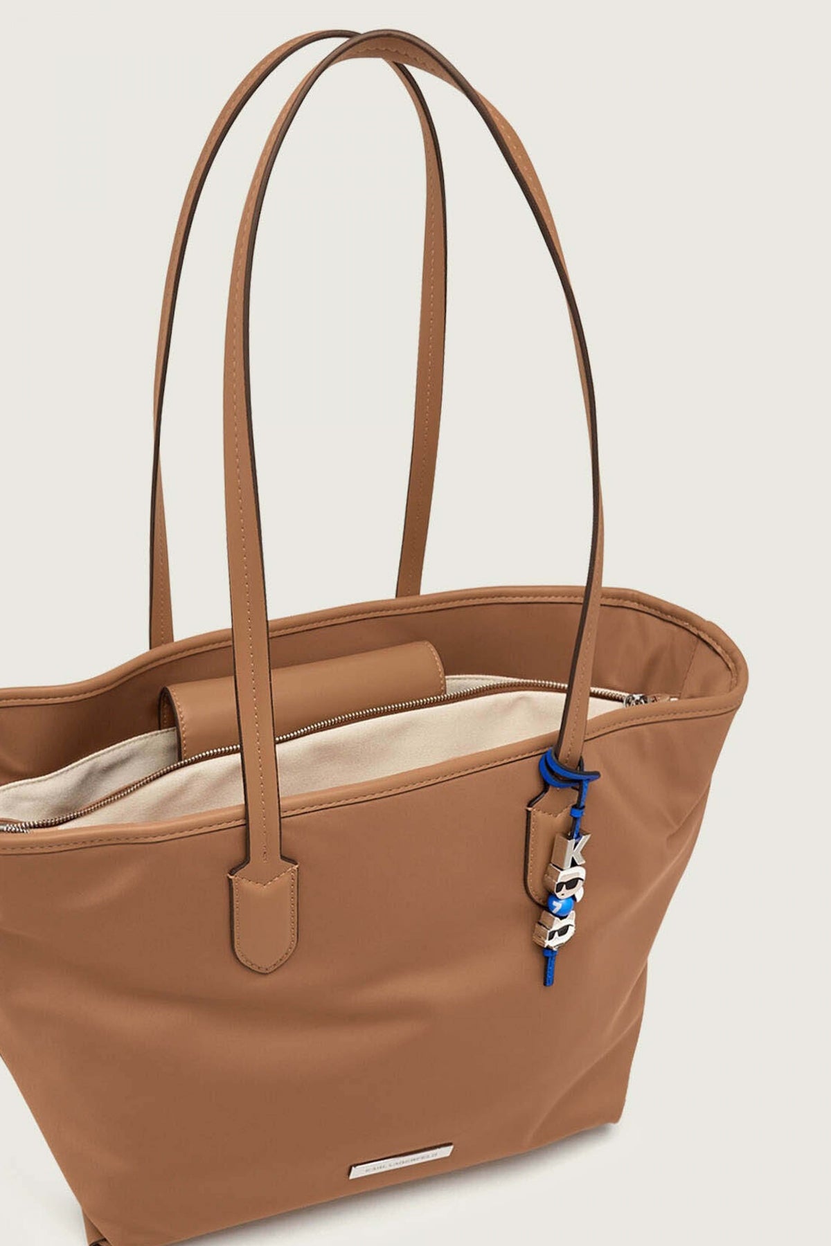 KARL LAGERFELD IKON NYLON LG TOTE en color MARRON (4)