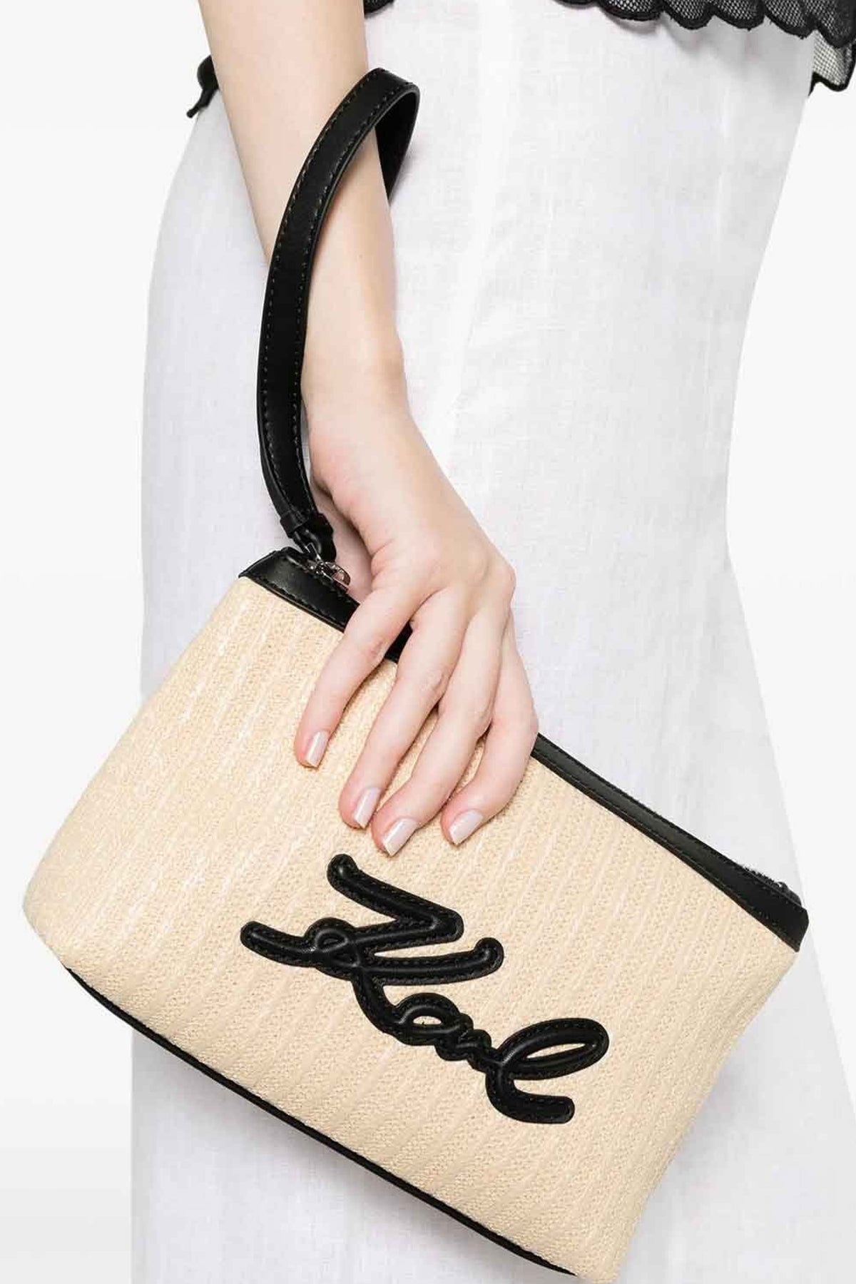 KARL LAGERFELD K/SIGNATURE RAFFIA POUCH en color BEIS (1)