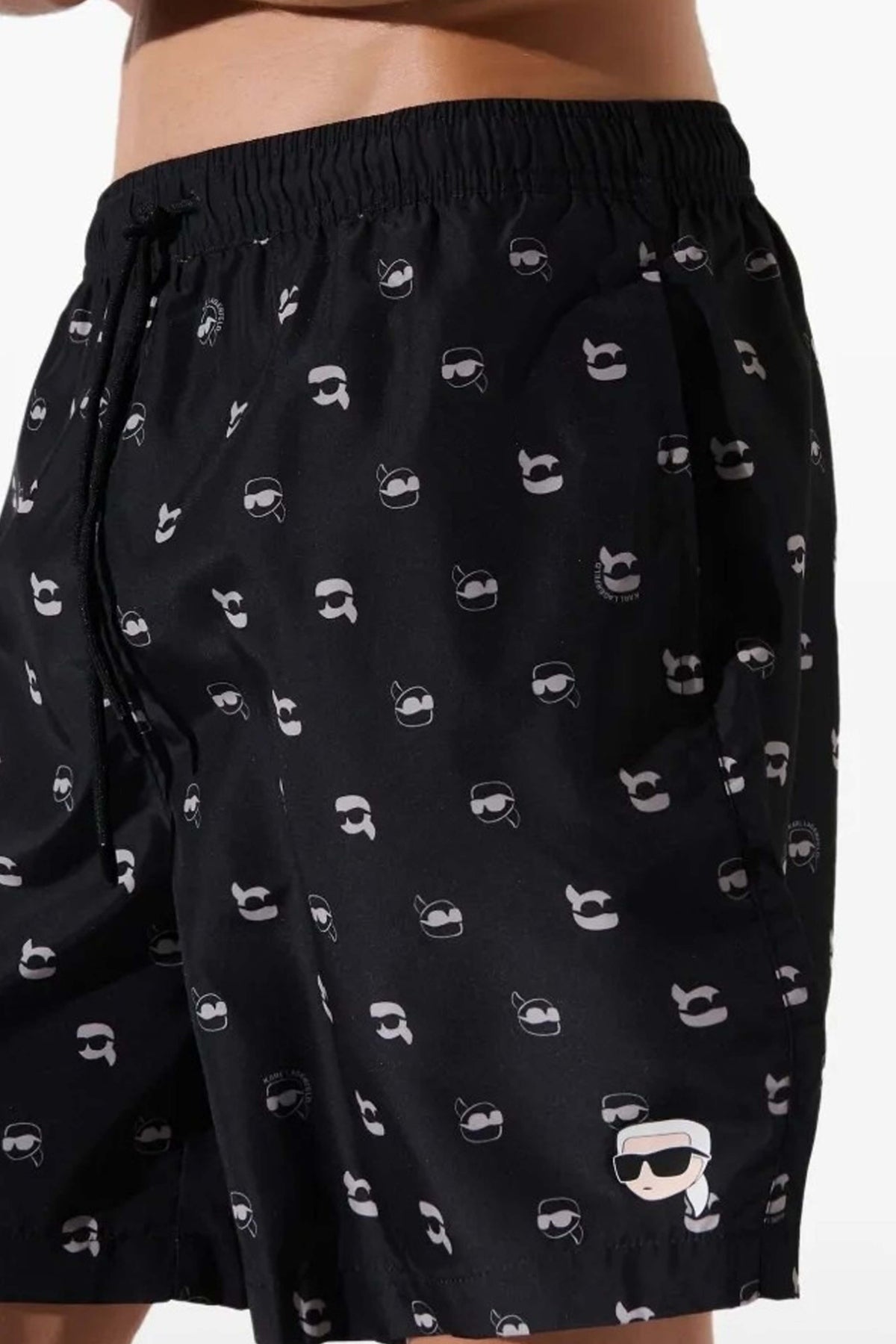 KARL LAGERFELD IKON DOT AOP MED BOARDSHOR en color NEGRO (4)