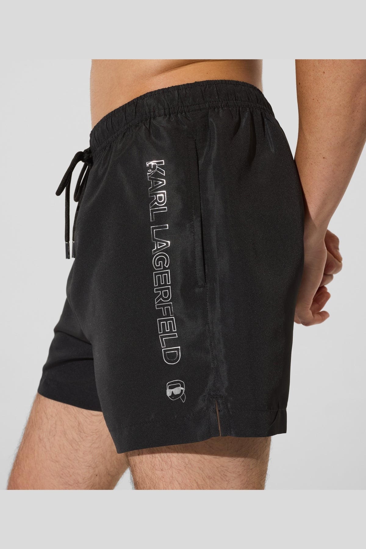 KARL LAGERFELD IKON SHINE SHORT BOARDSHOR en color NEGRO (5)