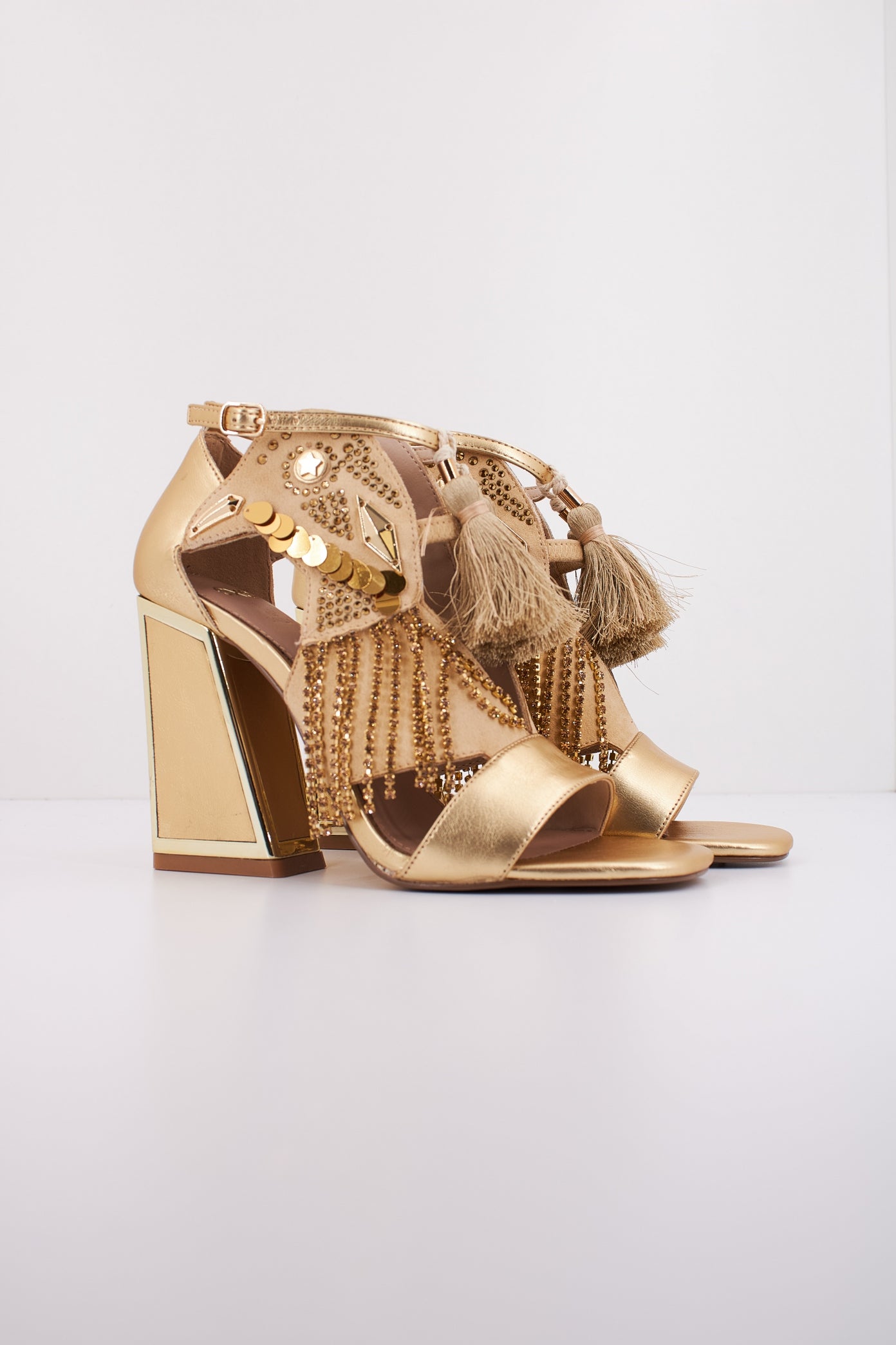 EXÉ DOMINIC en color ORO (2)