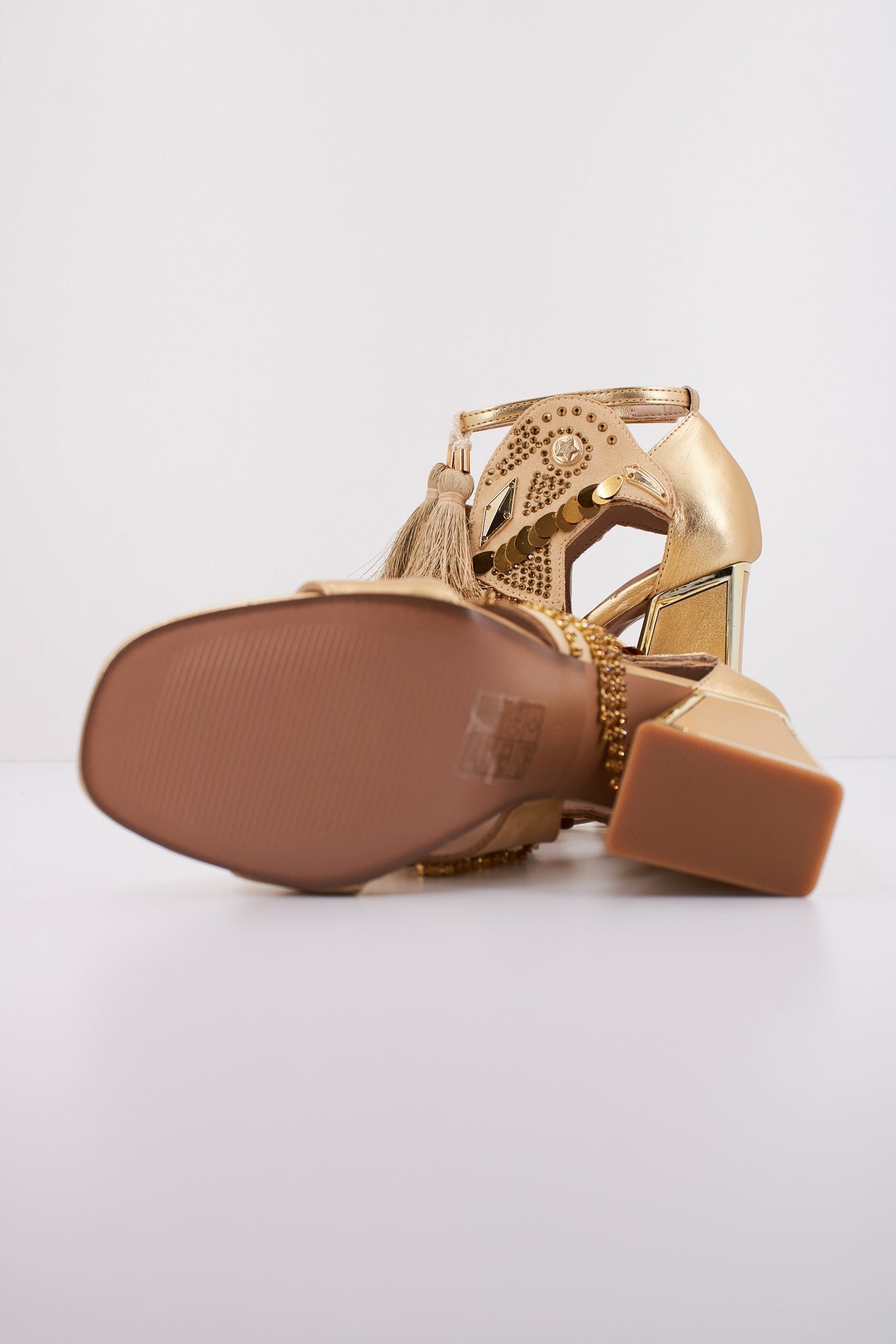 EXÉ DOMINIC en color ORO (5)