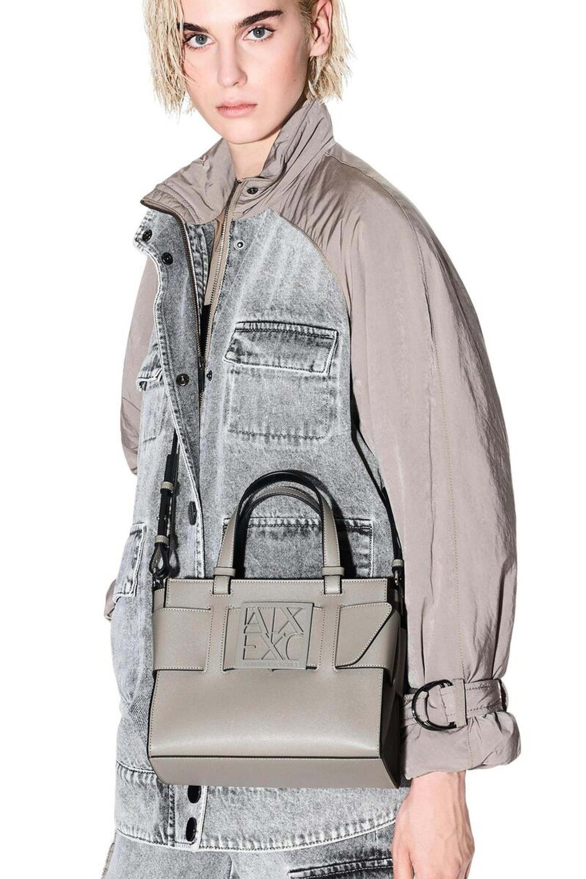 ARMANI EXCHANGE A SHOPPING BAG en color BEIS (1)