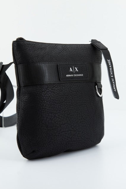 ARMANI EXCHANGE FLAT CROSSBODY en color NEGRO (1)