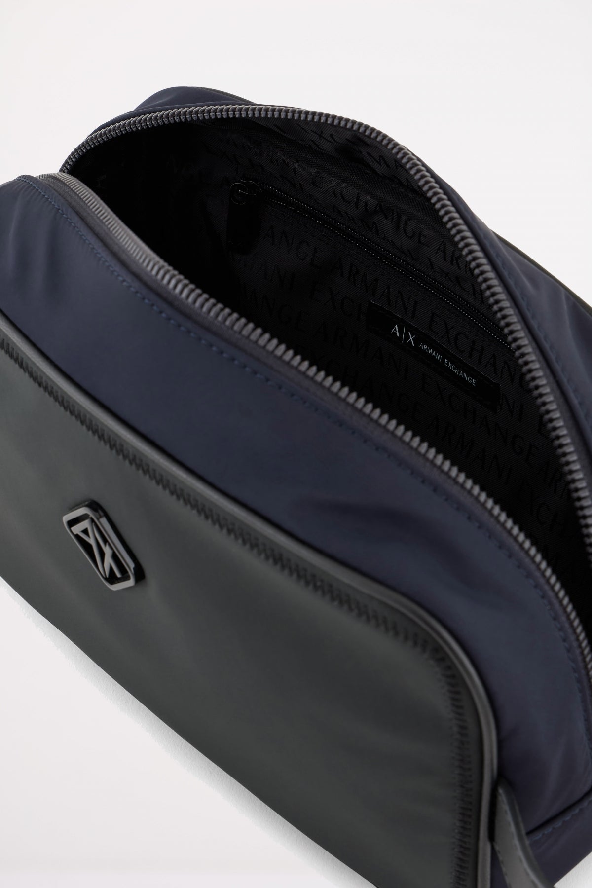 ARMANI EXCHANGE BEAUTY CASE en color NEGRO (3)