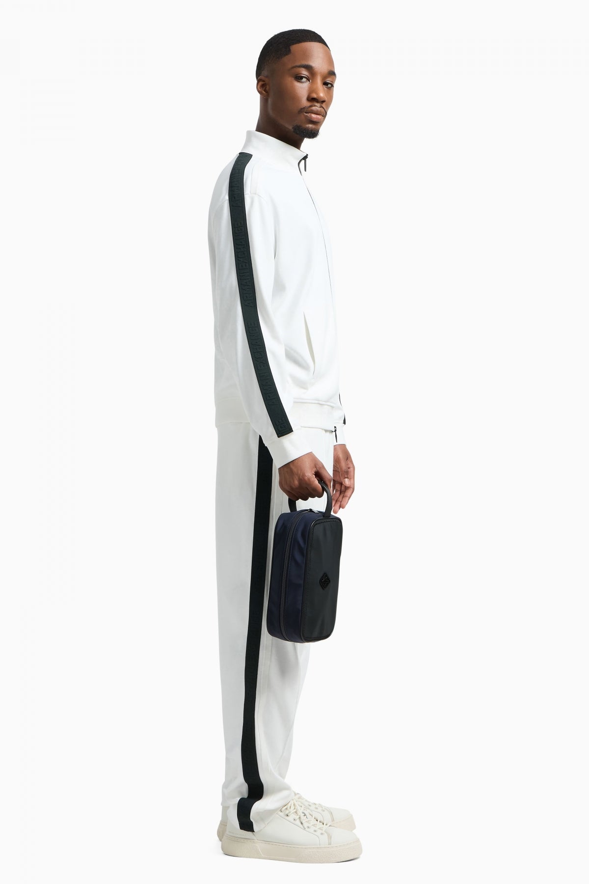 ARMANI EXCHANGE BEAUTY CASE en color NEGRO (4)