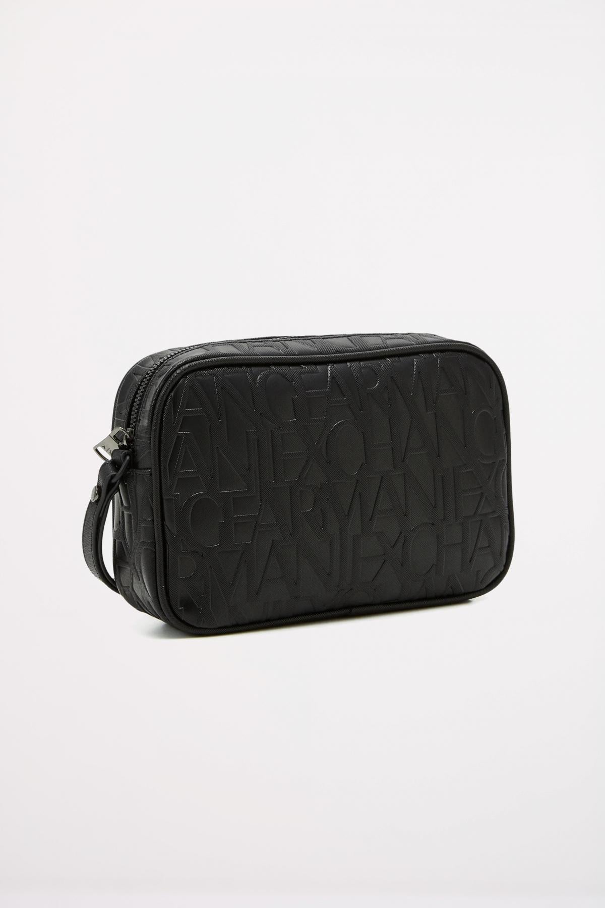 ARMANI EXCHANGE LIAM BEAUTY CASE en color NEGRO (1)