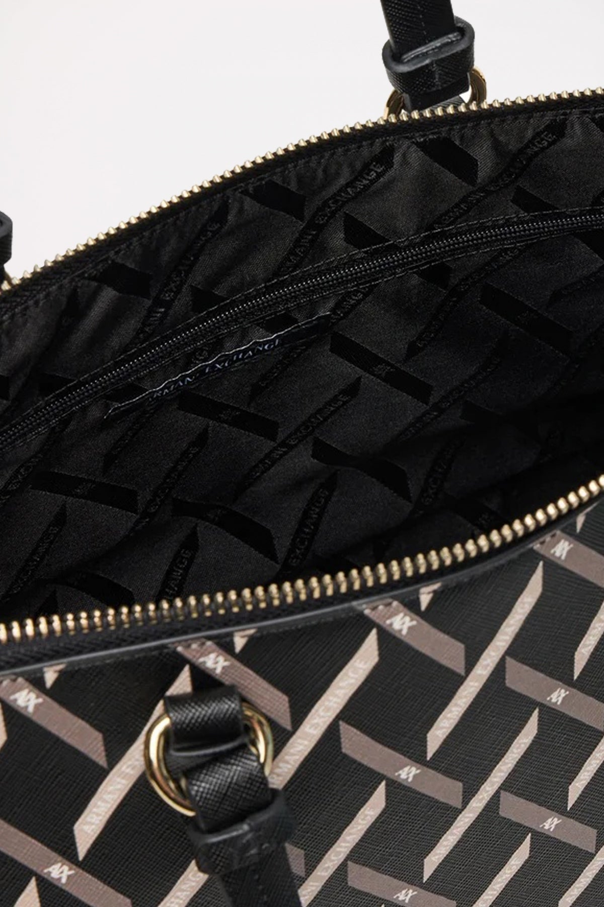 ARMANI EXCHANGE TOP HANDLE BAG en color NEGRO (4)