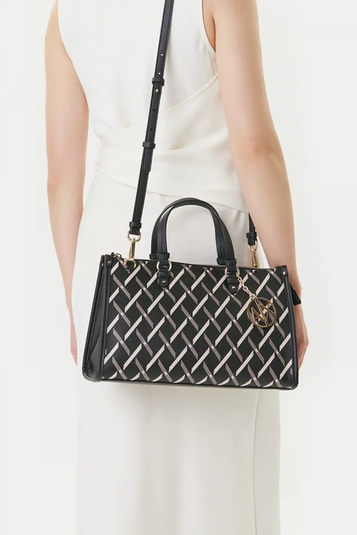 ARMANI EXCHANGE TOP HANDLE BAG en color NEGRO (5)
