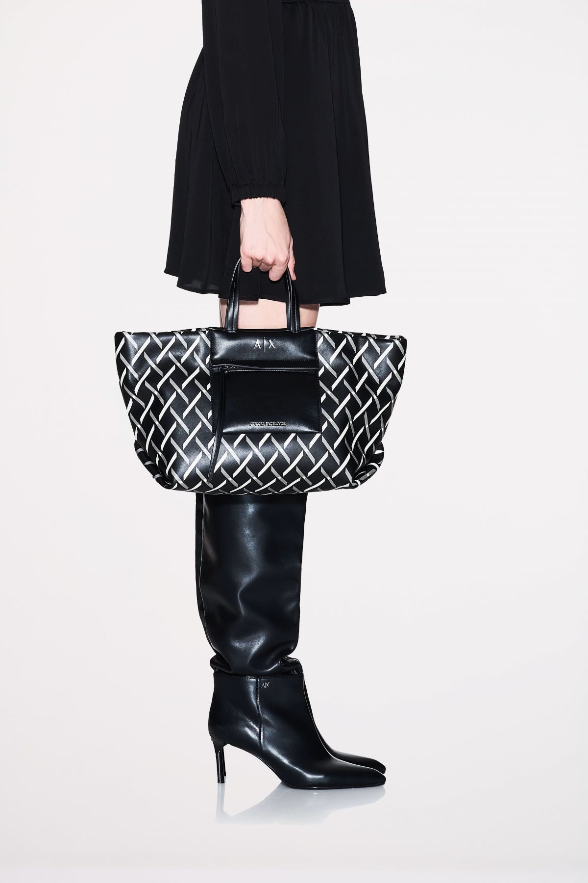 ARMANI EXCHANGE  SHOPPING BAG  en color NEGRO  (4)