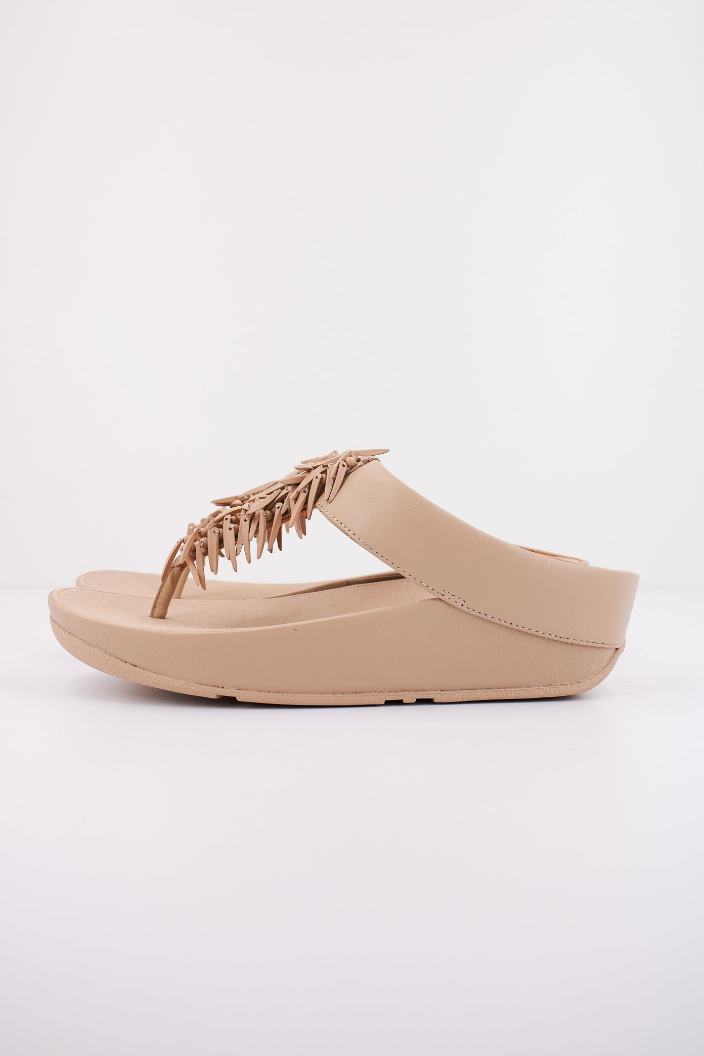FITFLOP W RUMBA BEADED LEATHER TOE en color NUDE (1)