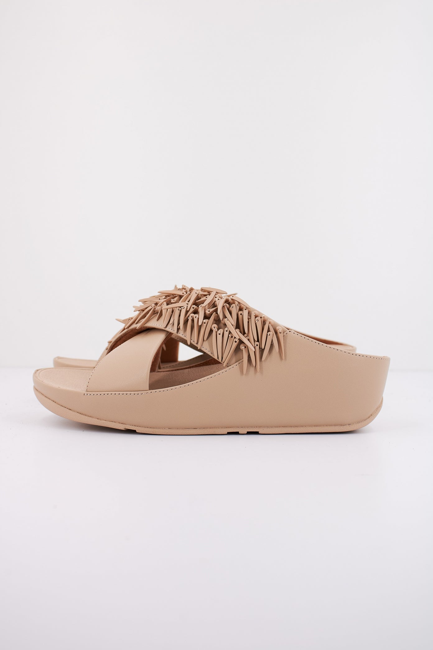 FITFLOP RUMBA BEADED LEATHER en color BEIS (1)
