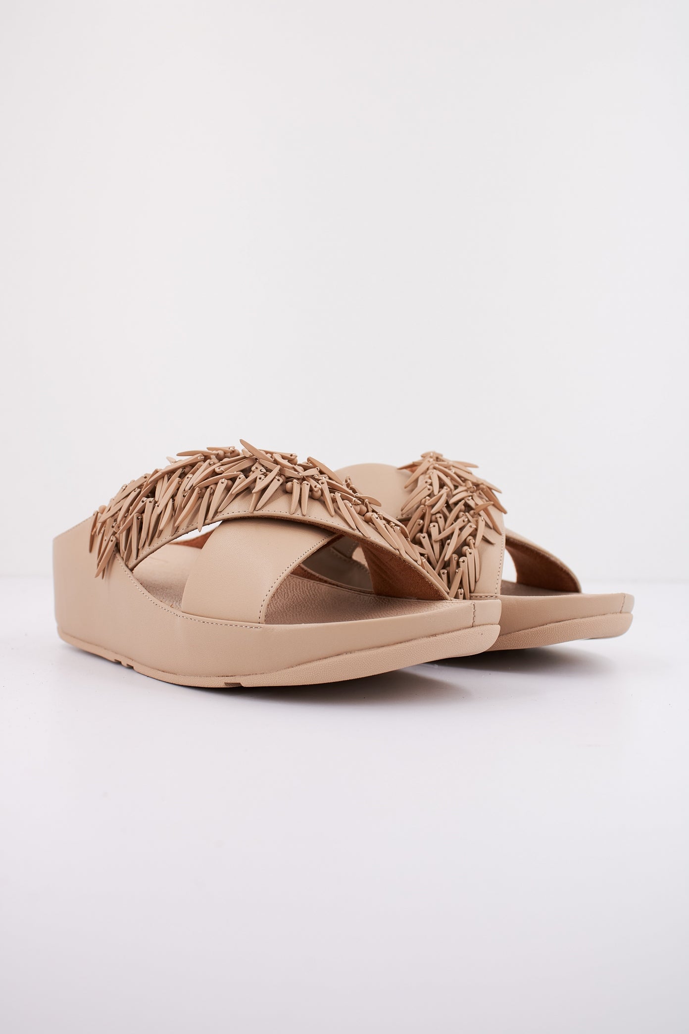 FITFLOP RUMBA BEADED LEATHER en color BEIS (2)