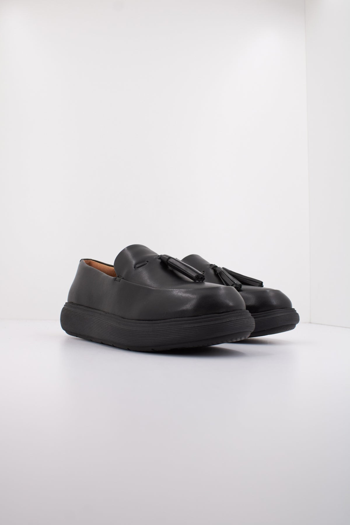 FITFLOP COMFF TASSEL LEATHER LOAFER en color NEGRO (2)