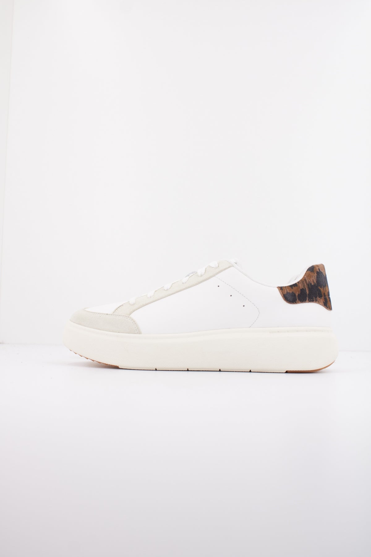 FITFLOP LEOPARD-BACKTAB LEATHER SUE en color BLANCO (1)