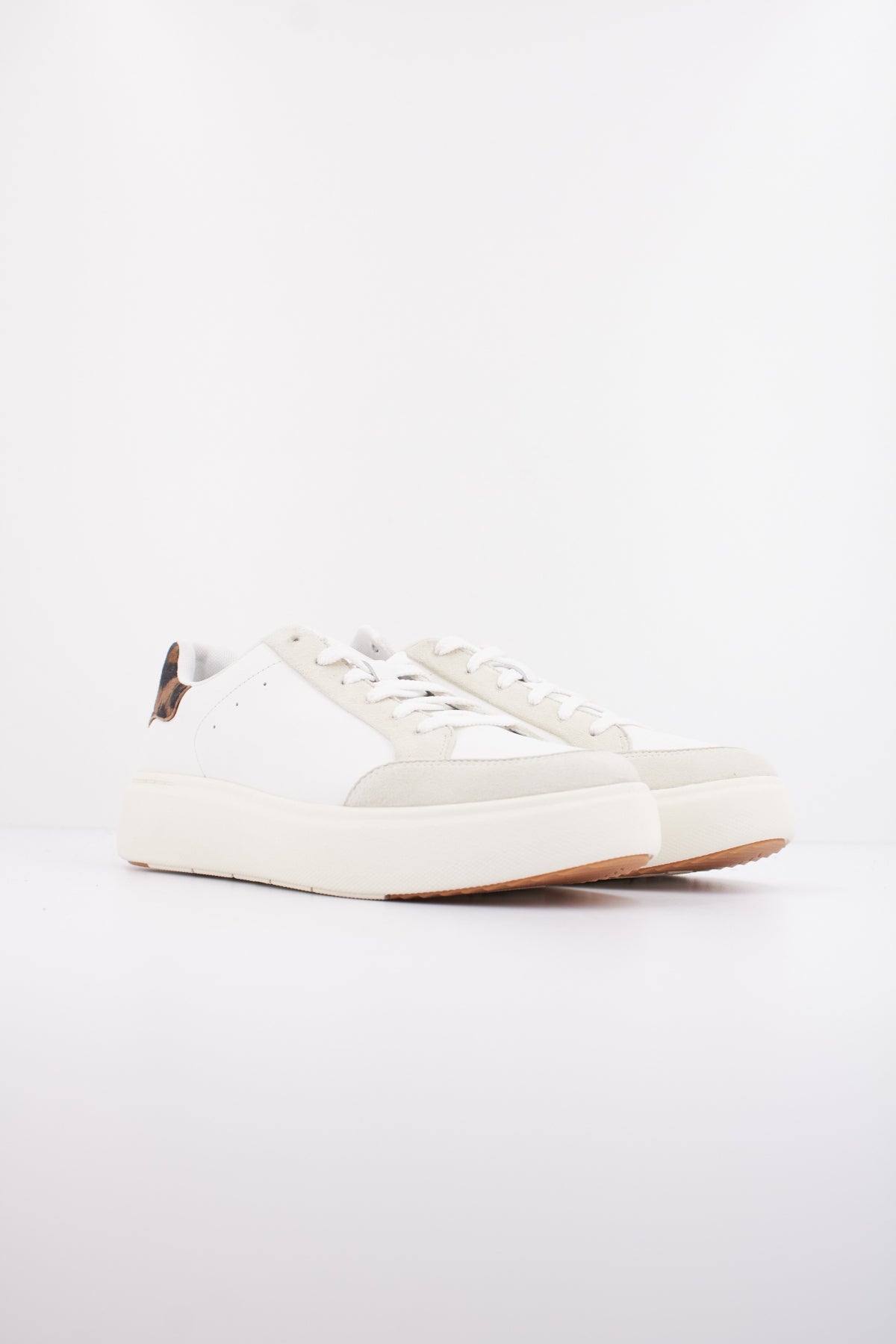 FITFLOP LEOPARD-BACKTAB LEATHER SUE en color BLANCO (2)