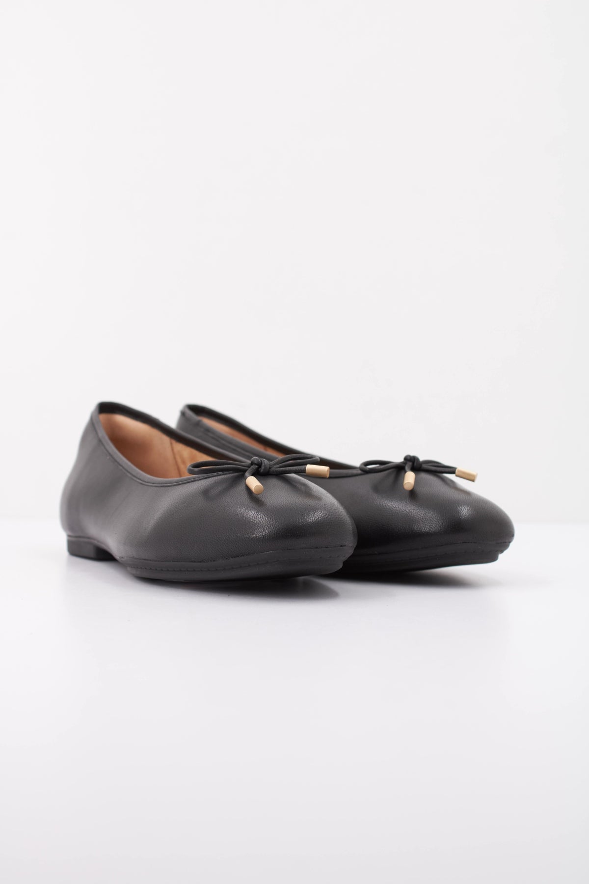 FITFLOP DELICATO BOW SOFT LEATHER BALLET FLATS en color NEGRO (2)