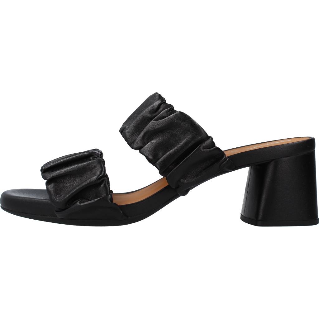 GEOX D GENZIANA MID A en color NEGRO (2)