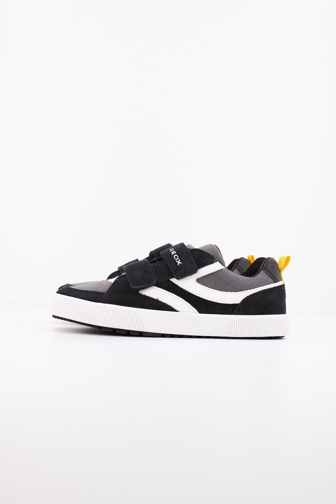 GEOX J ALPHABEET BOY C en color NEGRO (1)