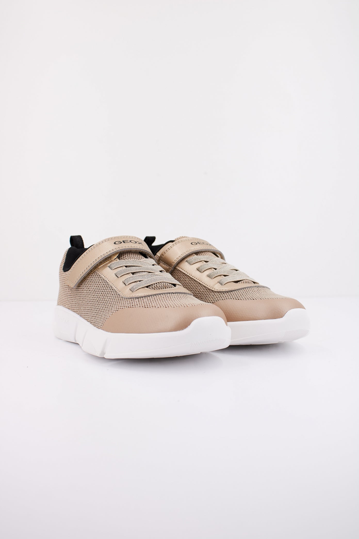 GEOX J ARIL GIRL en color ORO (2)
