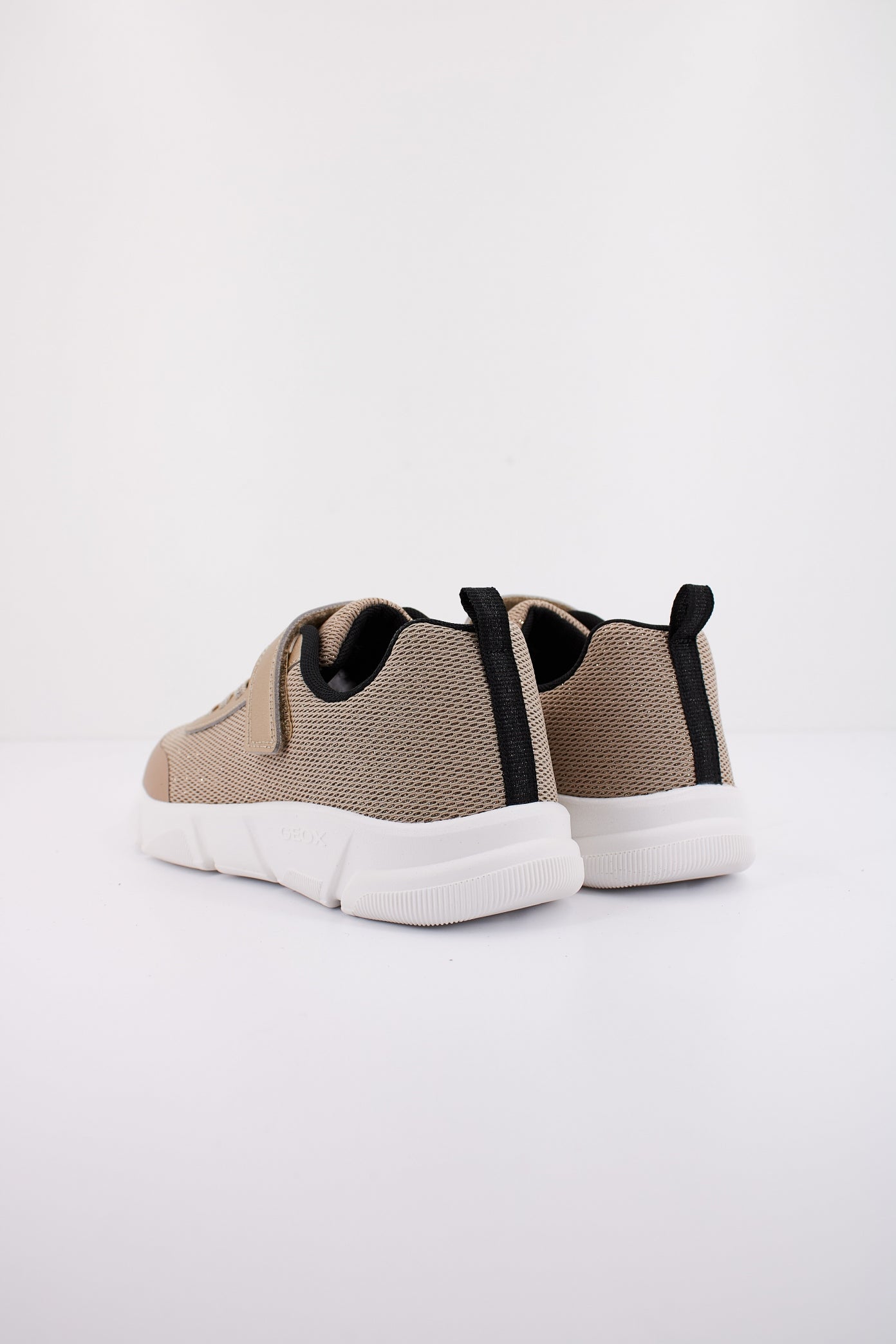 GEOX J ARIL GIRL en color ORO (4)