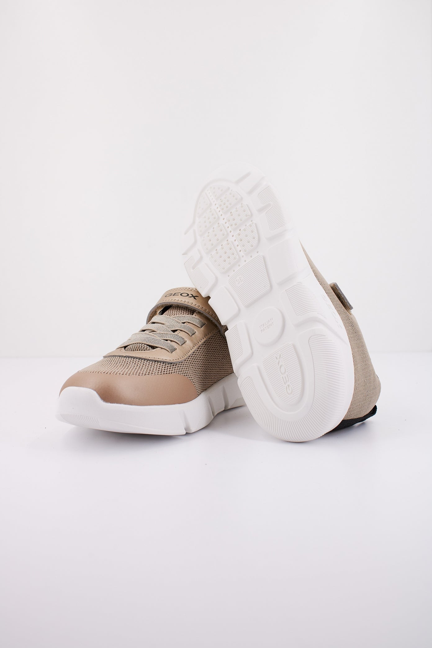 GEOX J ARIL GIRL en color ORO (5)