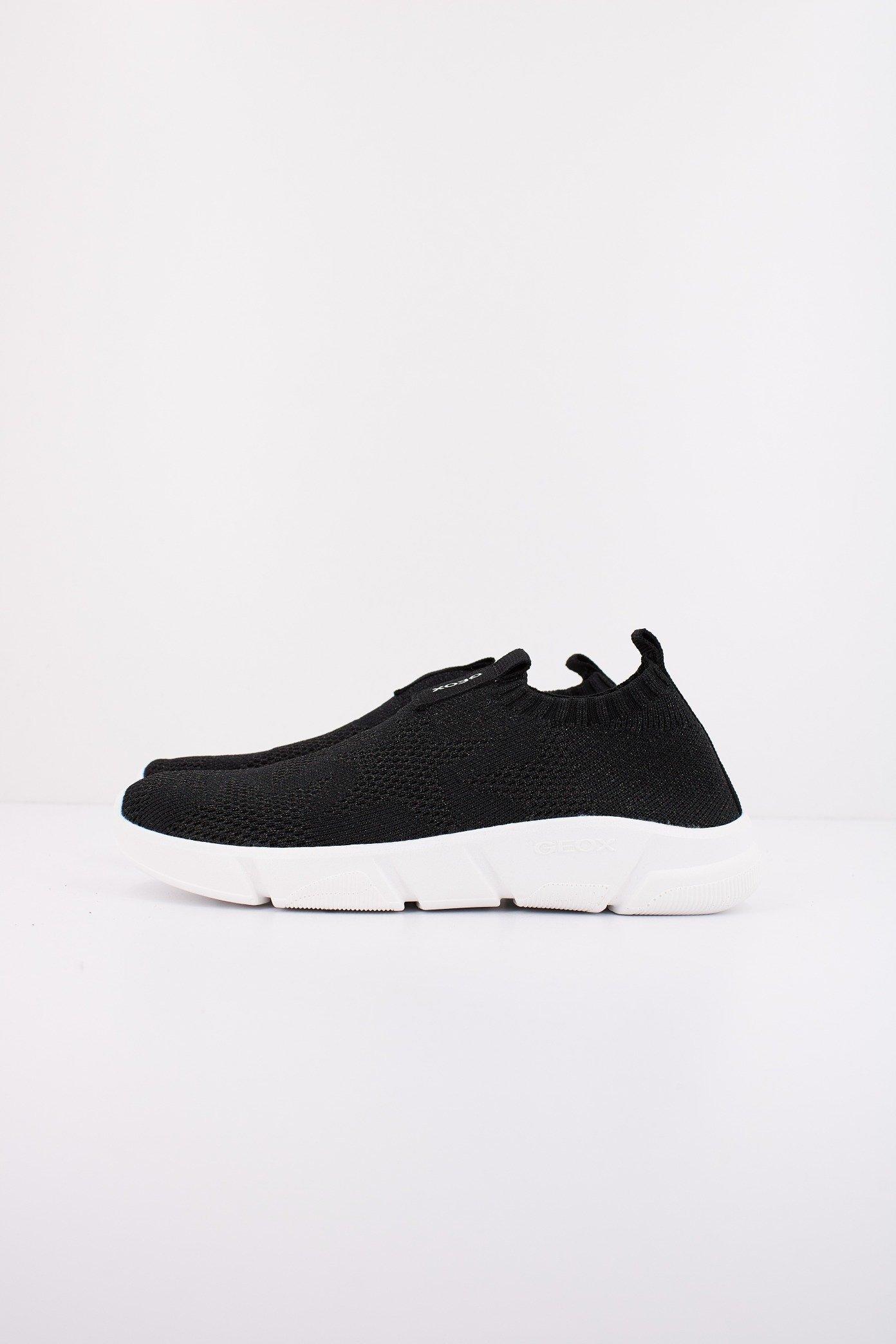 GEOX J ARIL GIRL en color NEGRO (1)