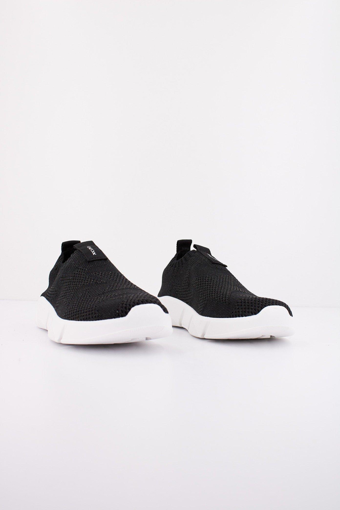 GEOX J ARIL GIRL en color NEGRO (2)