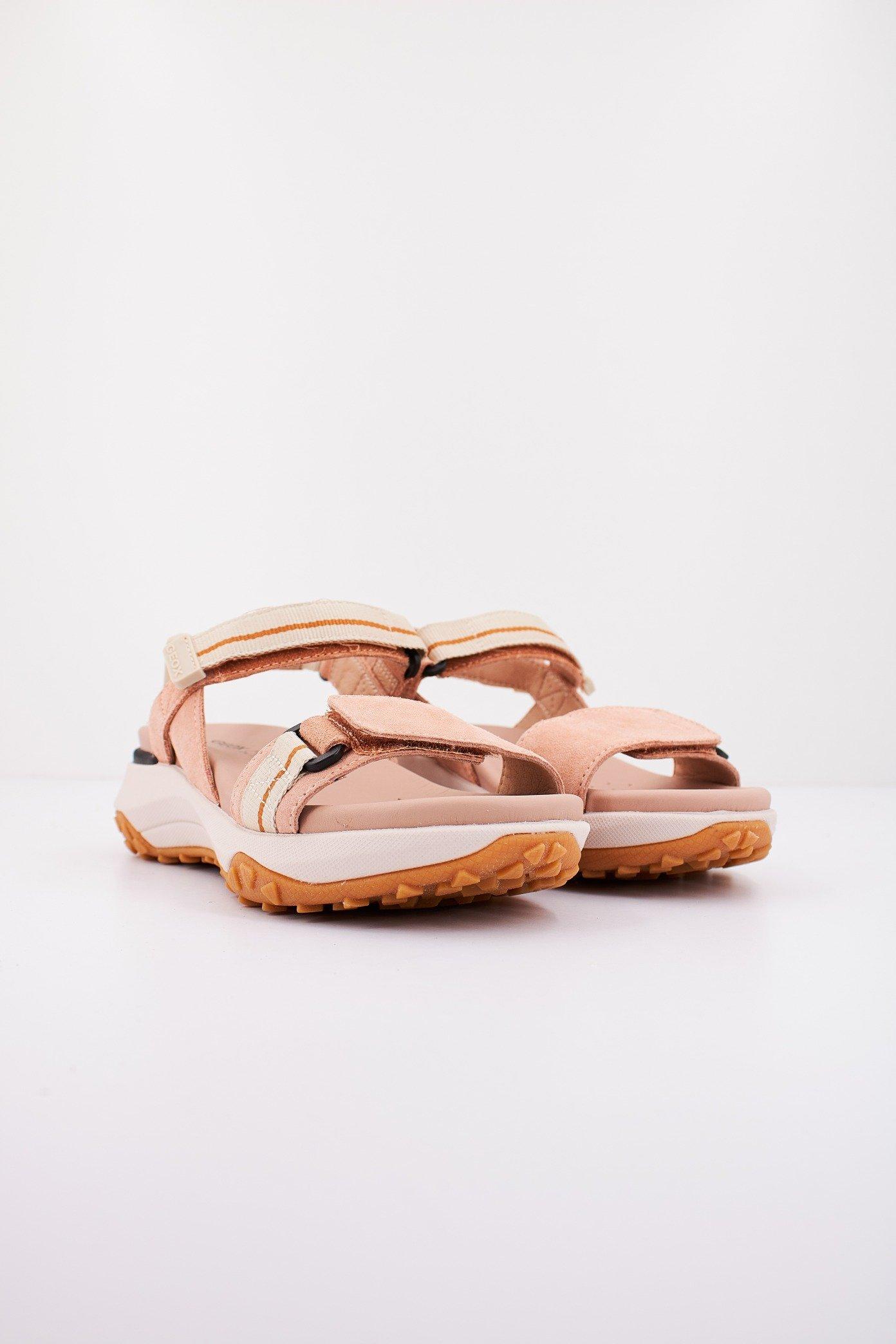 GEOX D SORAPIS + GRIP en color NUDE (2)
