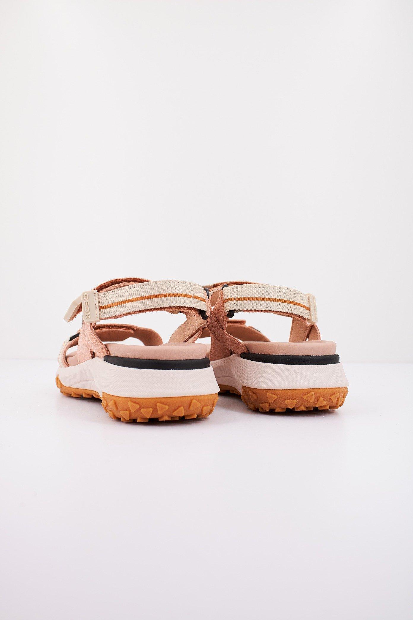 GEOX D SORAPIS + GRIP en color NUDE (3)