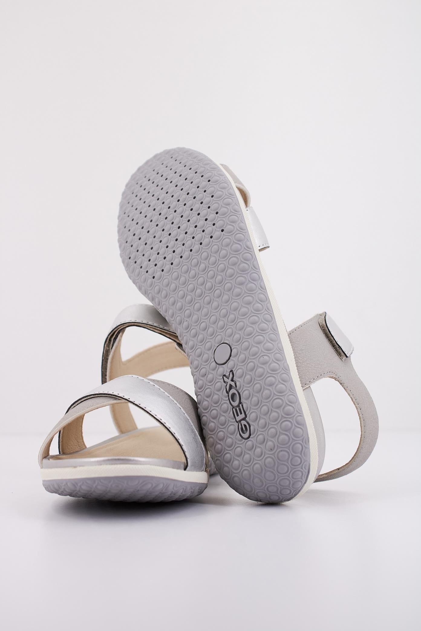 GEOX D SANDAL VEGA en color PLATA (5)