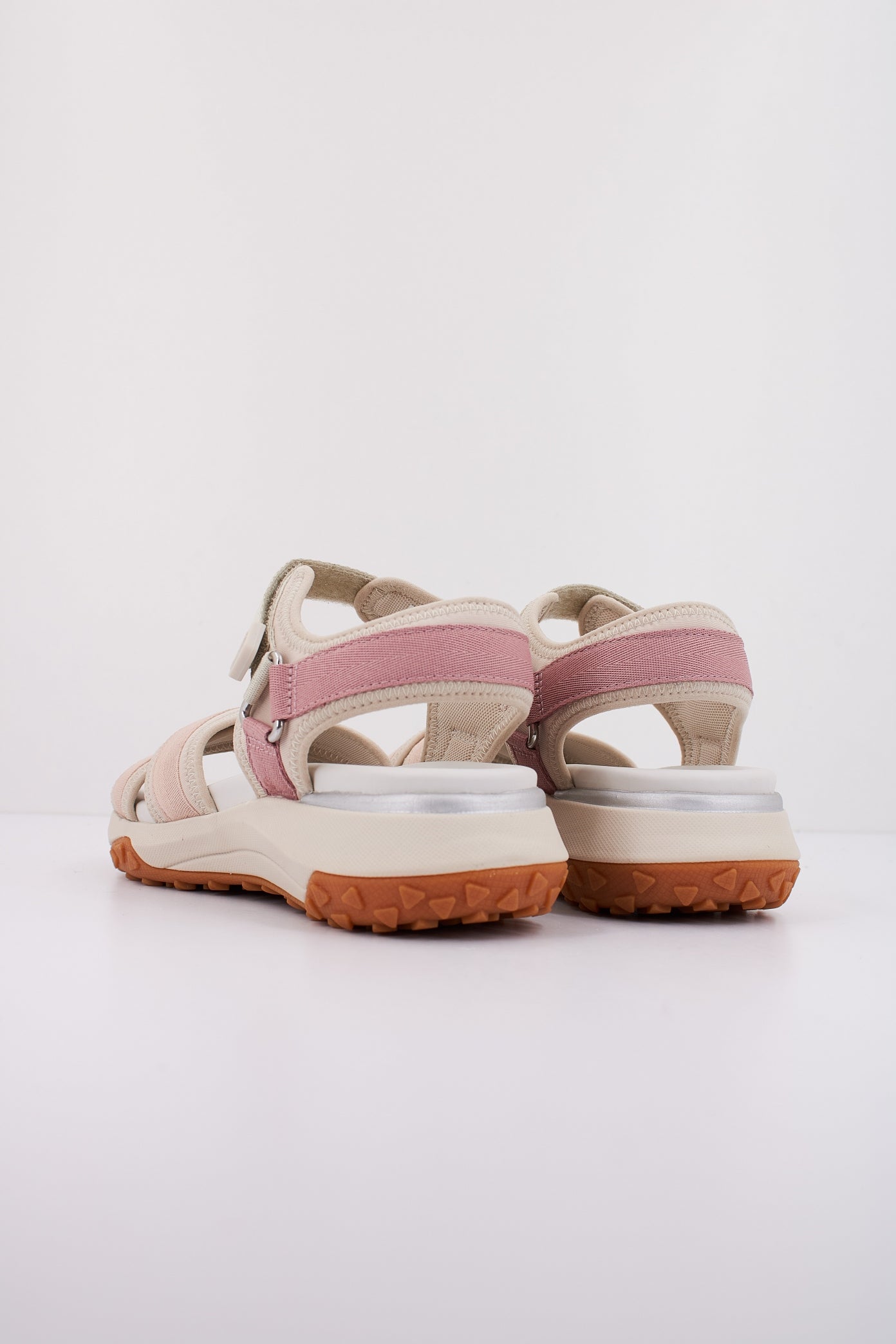 GEOX D SORAPIS + GRIP en color BEIS (4)
