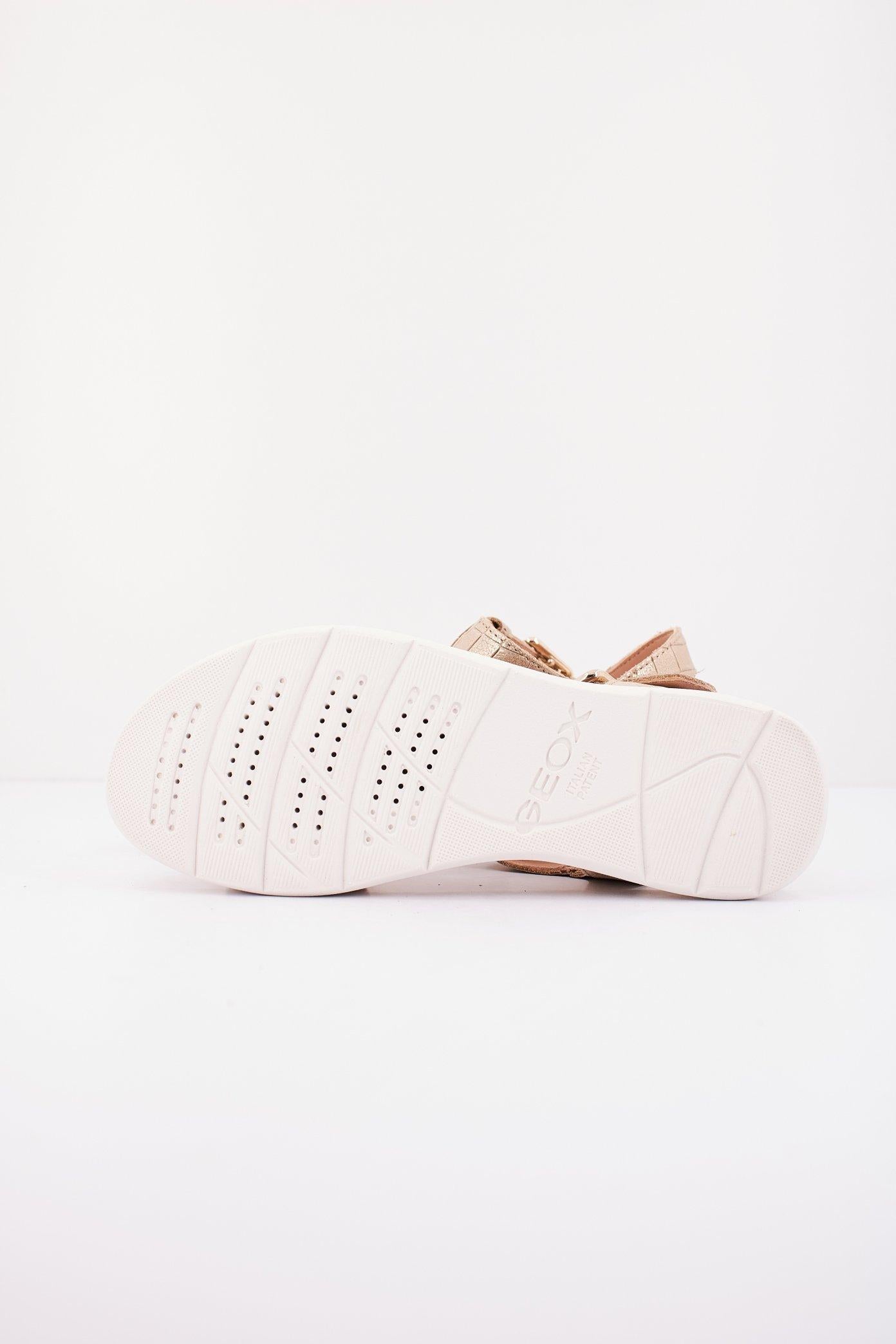 GEOX D SANDAL HIVER en color ORO (4)