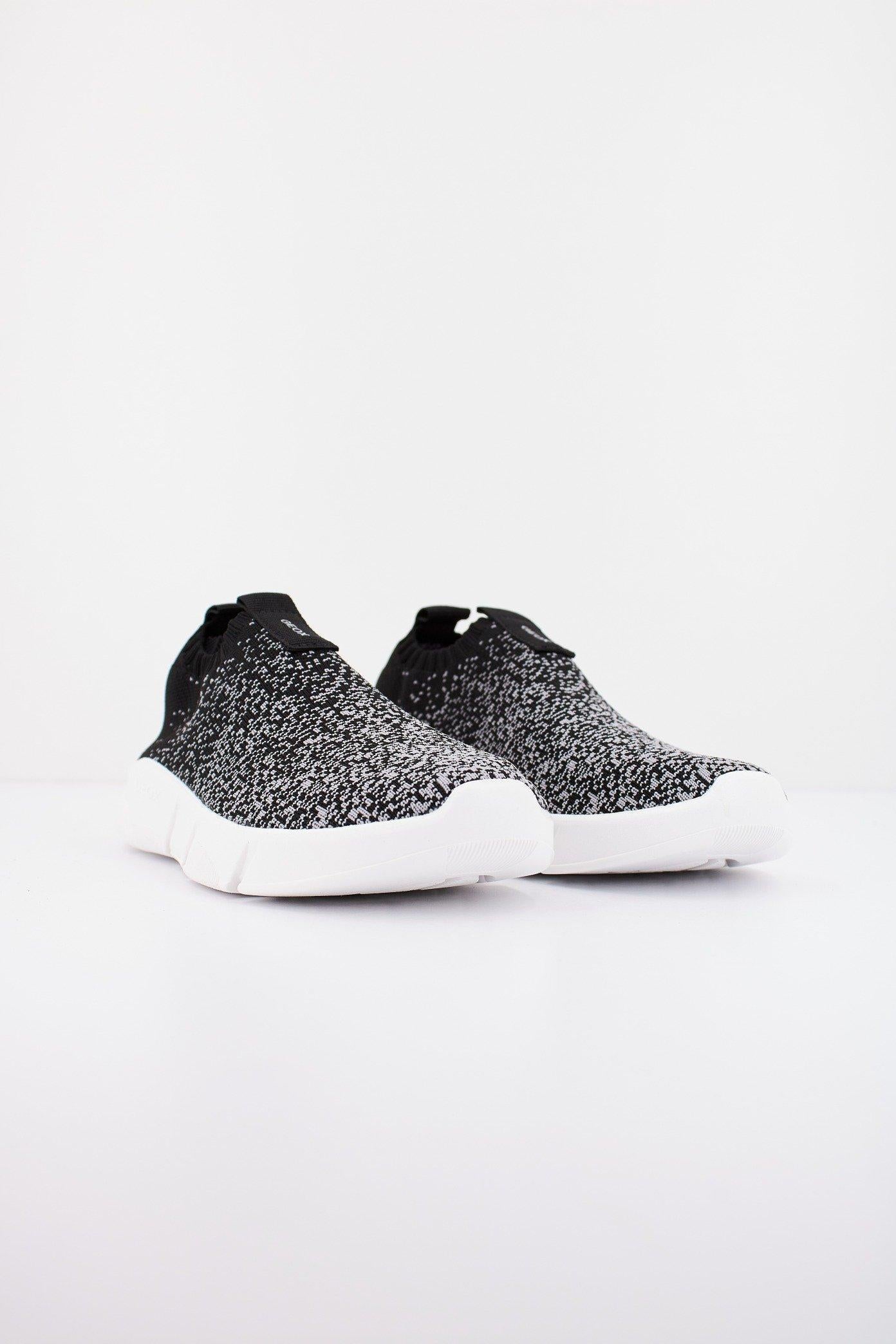 GEOX J ARIL BOY en color NEGRO (2)