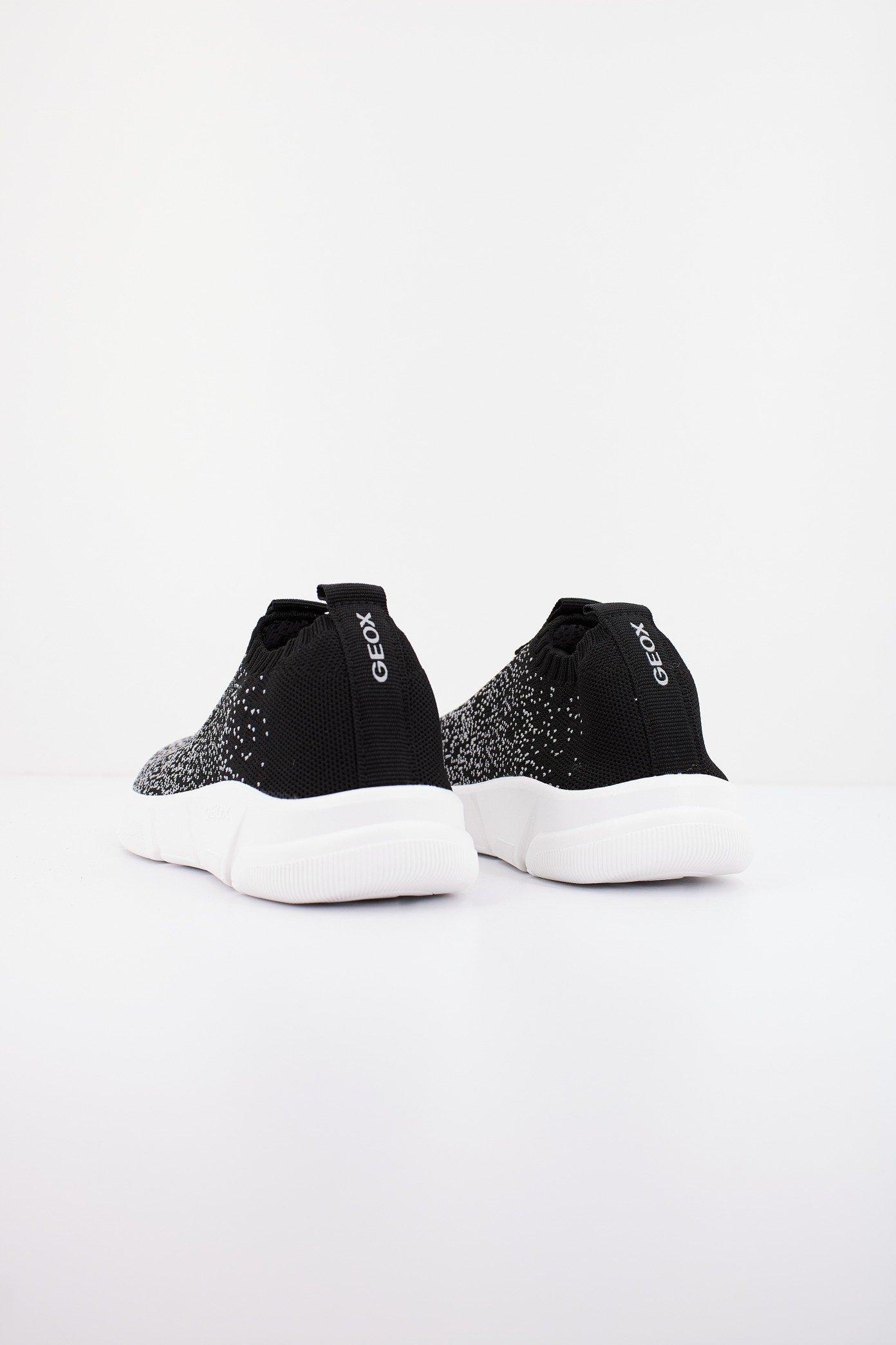 GEOX J ARIL BOY en color NEGRO (3)