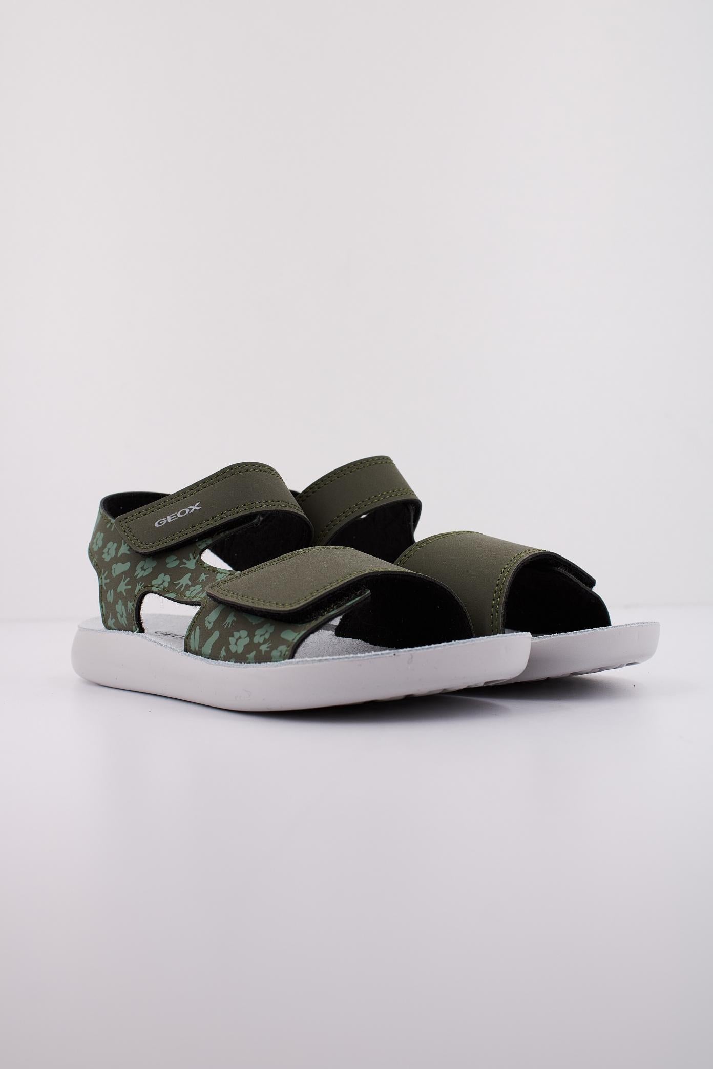 GEOX J SANDAL LIGHTFLOPPY en color VERDE (2)