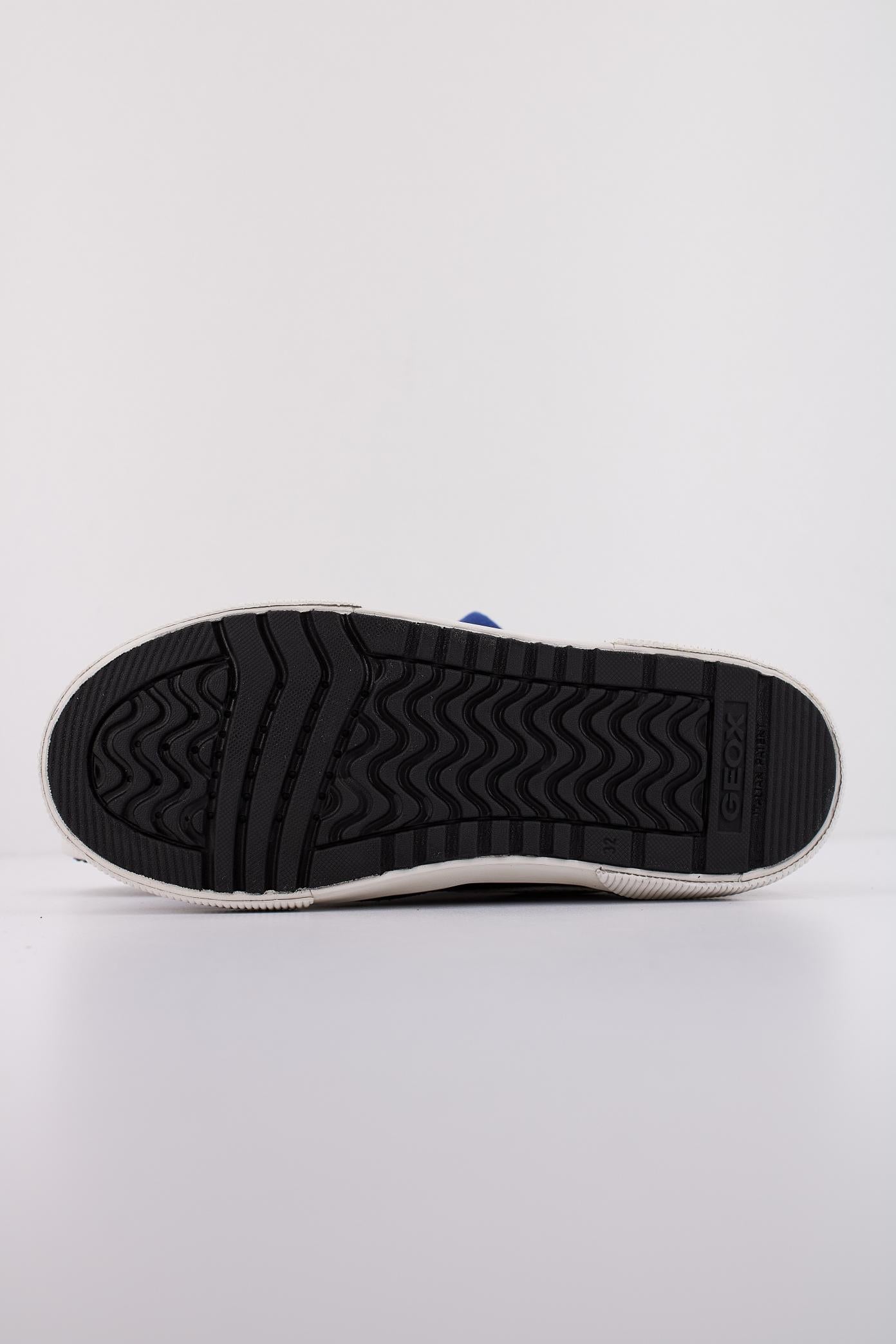 GEOX J ALPHABEET BOY en color NEGRO (5)