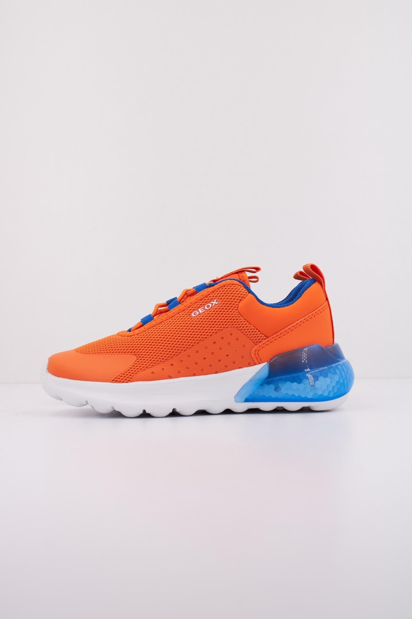 GEOX J ACTIVART ILLUMINUS en color NARANJA (1)