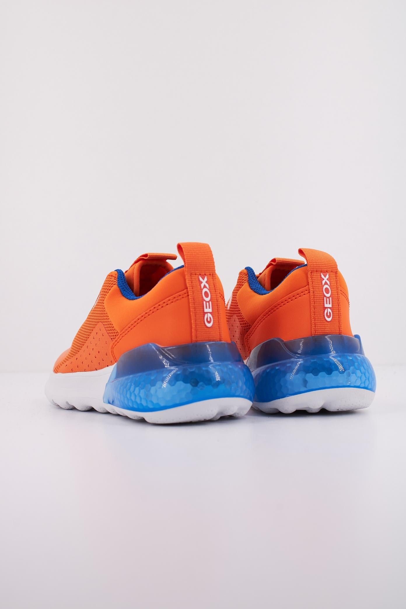 GEOX J ACTIVART ILLUMINUS en color NARANJA (4)