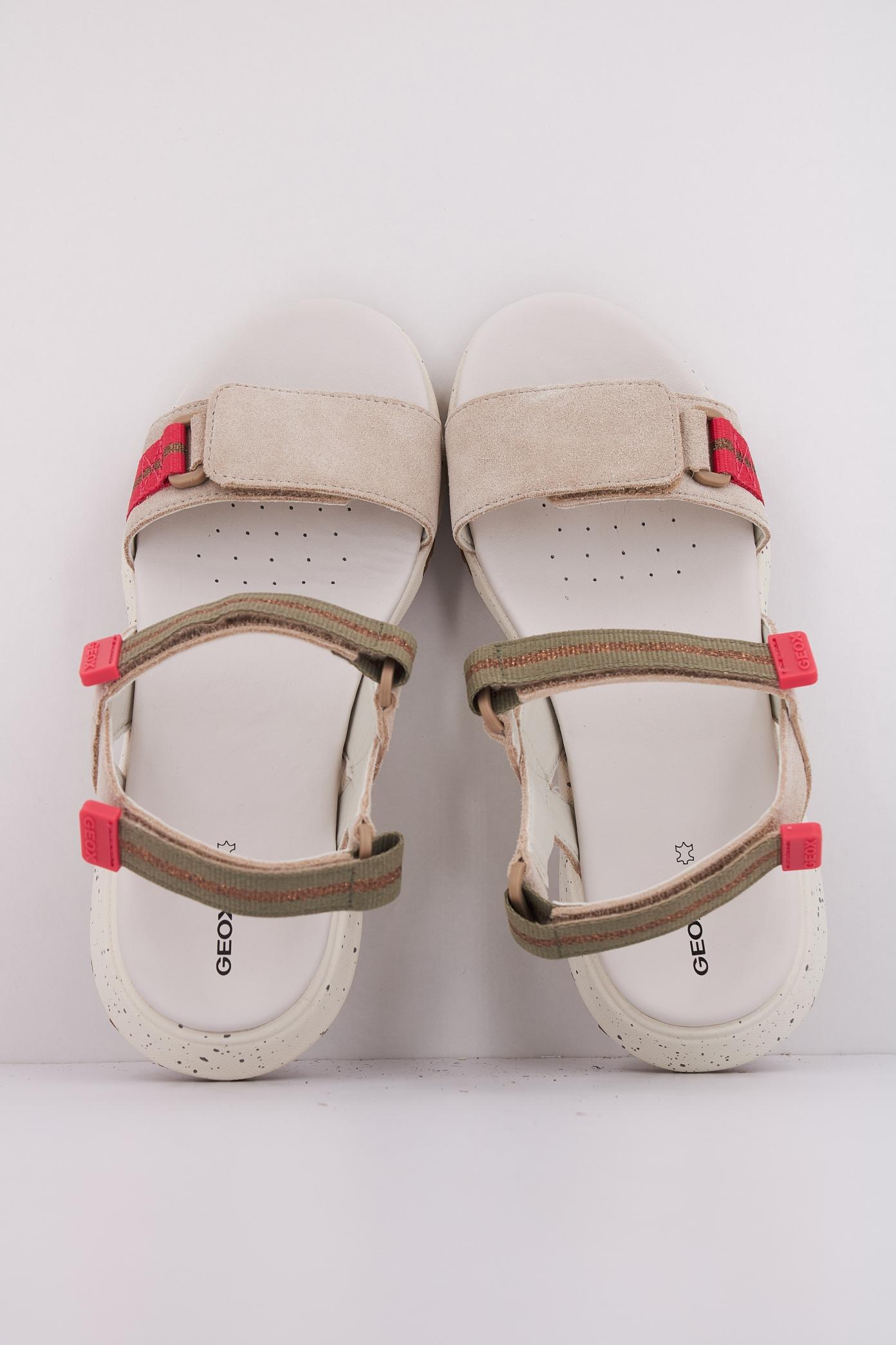 GEOX D SORAPIS + GRIP en color BEIS (3)